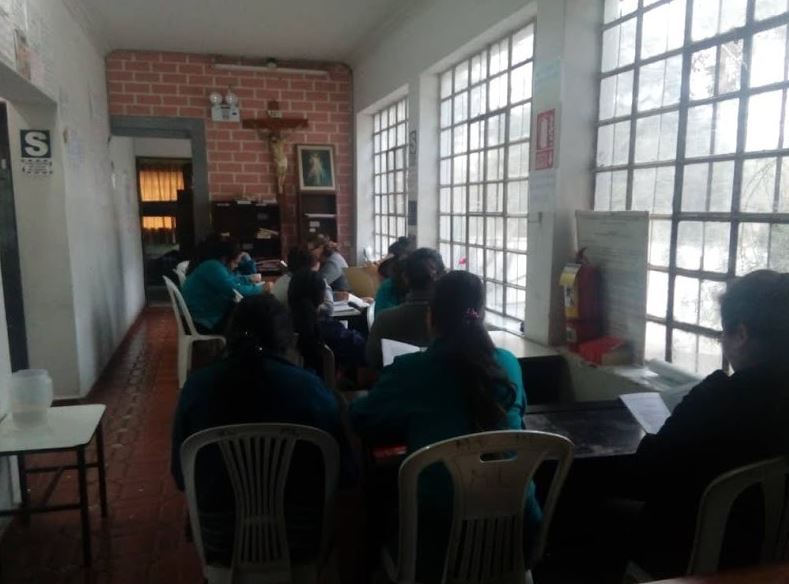 Sesión grupal con mujeres en rehabilitación participando en actividad educativa en las instalaciones de Grupo Calma Perú.